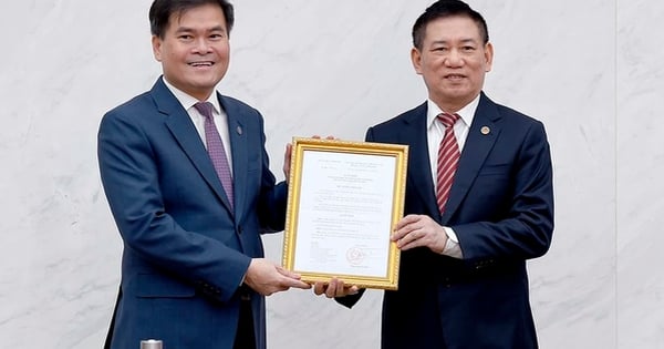 Entrega de la decisión de nombrar nuevo viceministro de Finanzas, Bui Van Khang