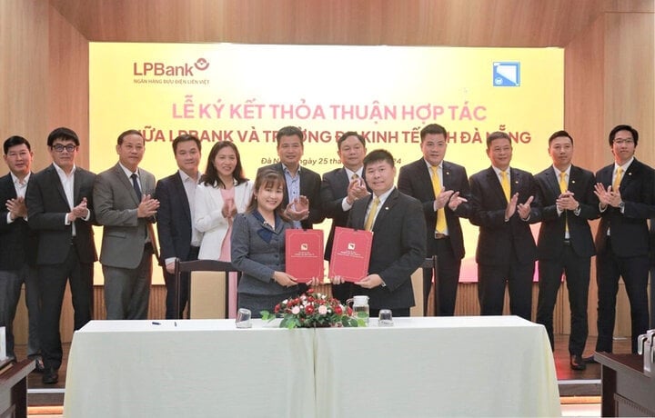 Vertreter der LPBank und der University of Economics – University of Danang haben eine Kooperationsvereinbarung unterzeichnet.