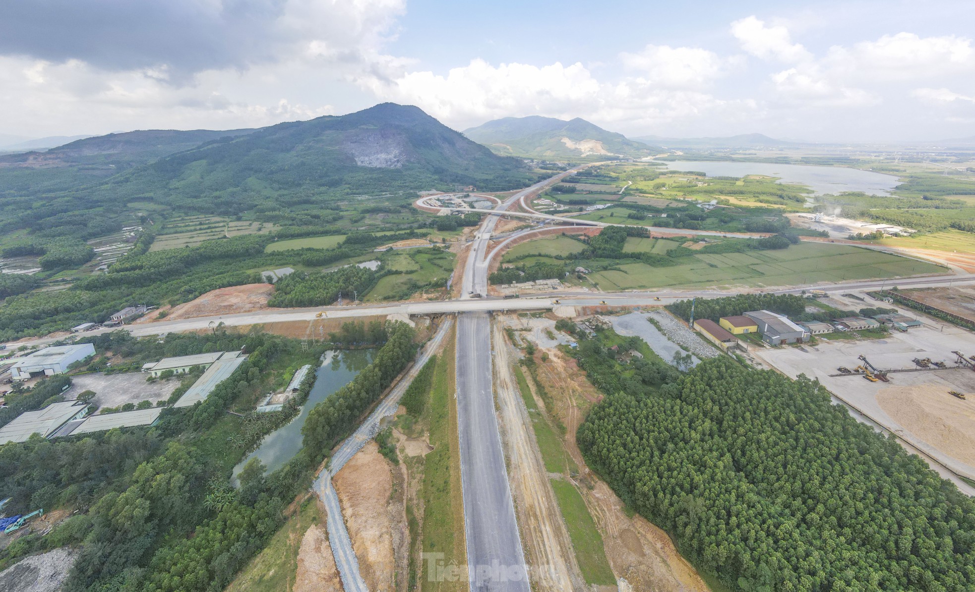 하띤을 통과하는 100km 고속도로의 모습이 완성되고 있다, 사진 1