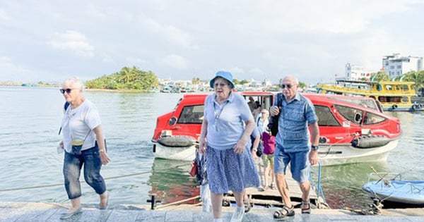 Les touristes internationaux visitent continuellement Phu Quoc par la mer