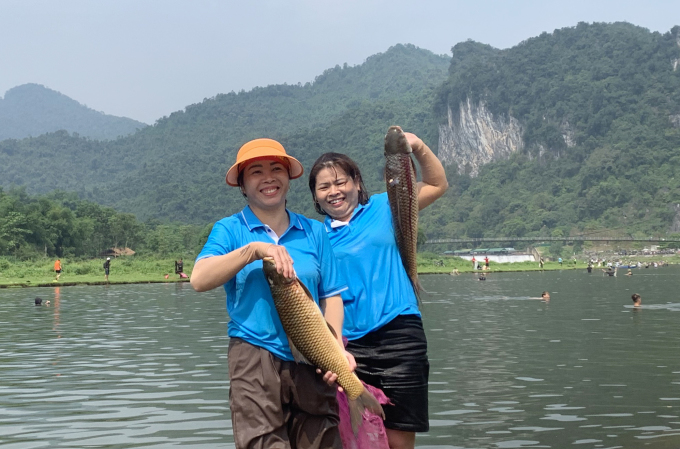 ស្ត្រី​ពីរ​នាក់​ញញឹម​បង្ហាញ​ស្នាដៃ​ចាប់​គល់​ស្មៅ​ពីរ​ក្បាល​ទម្ងន់​ជាង​៣​គីឡូក្រាម។ រូបថត៖ ហុង ឡឺ