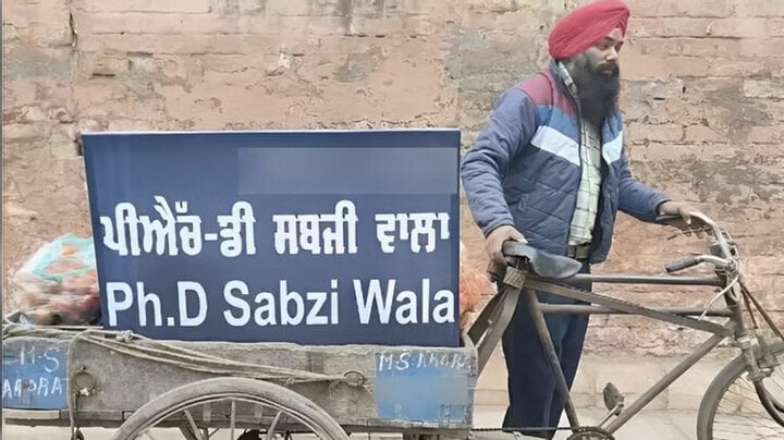 Herr Sandeep Singh verkauft mit seinem Karren Gemüse auf den Straßen von Punjab. Auf dem Schild am Auto stand: „Dr. Sabzi Wala“.