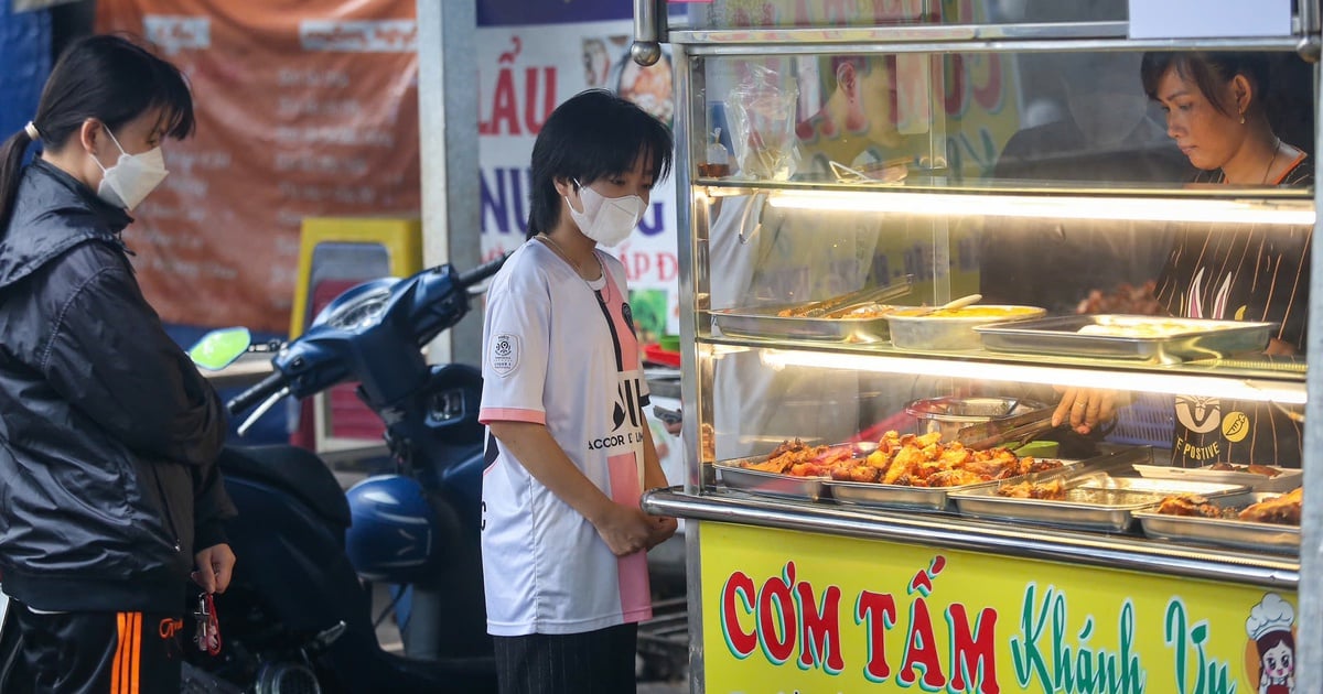 'Đầu tháng cơm sườn, cuối tháng cơm… nước tương'?