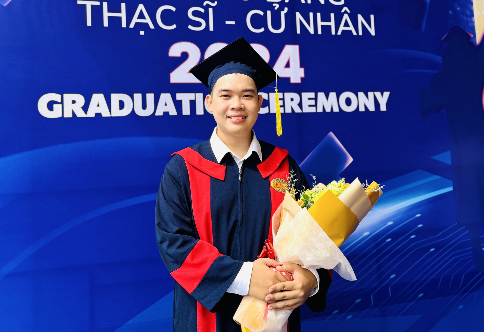 '4 lần nắm tay' đặc biệt của sinh viên tốt nghiệp đại học xuất sắc - Ảnh 1.