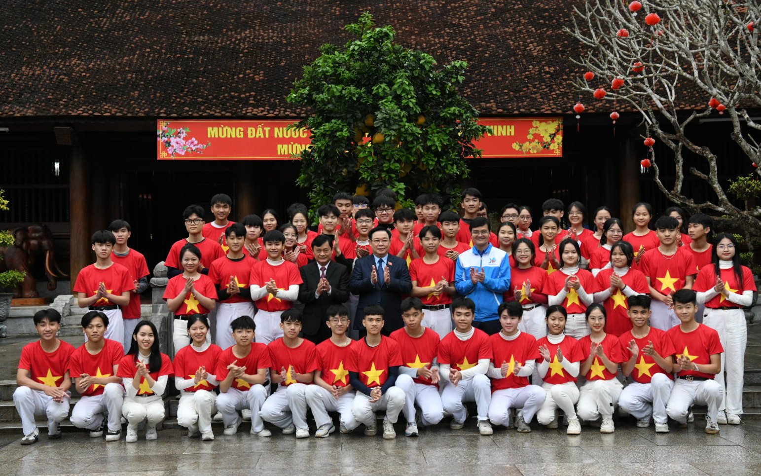 National Assembly Chairman Vuong Dinh Hue offers incense to commemorate President Ho Chi Minh at Kim Lien National Special Relic Site -0