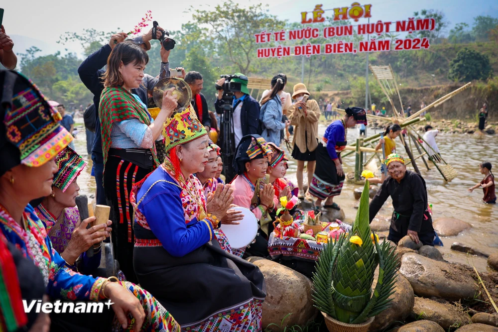 Besondere Bilder vom Wasserfest der laotischen Volksgruppe in Dien Bien