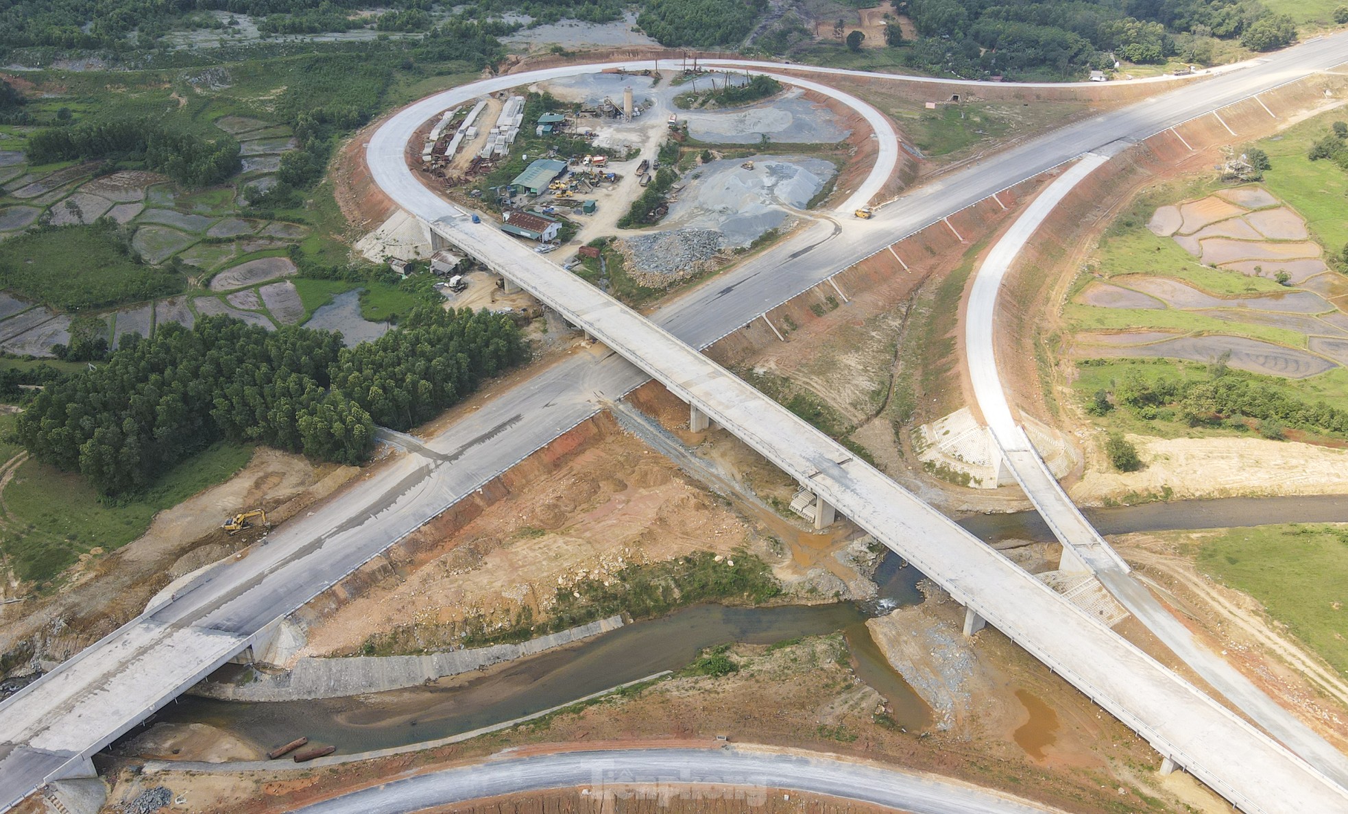 La construction de l'autoroute de 100 km de long à travers Ha Tinh est sur le point d'être achevée, photo 14