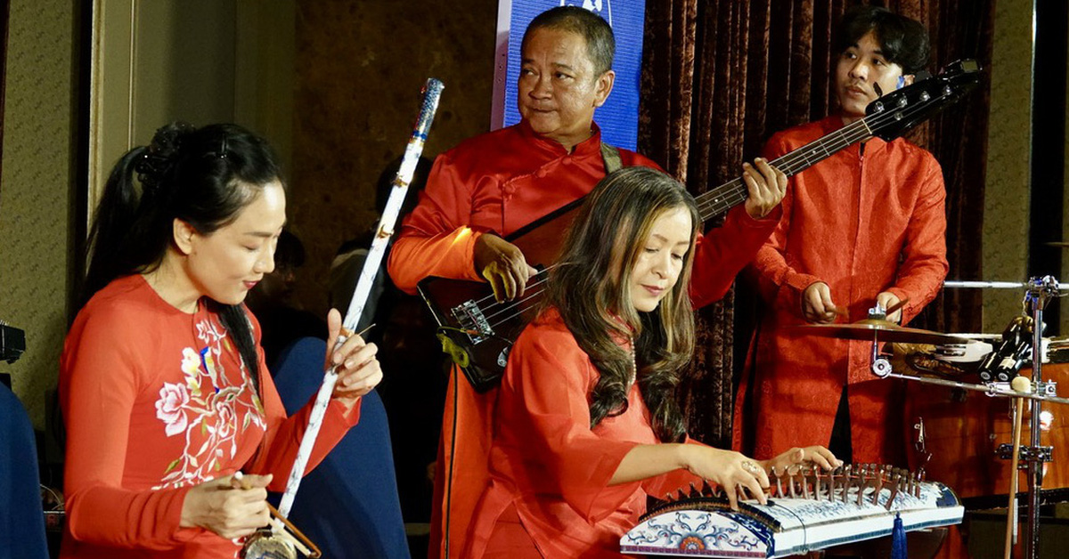 Hai Phuong and Tang Thanh Nam play the zither and porcelain violin.