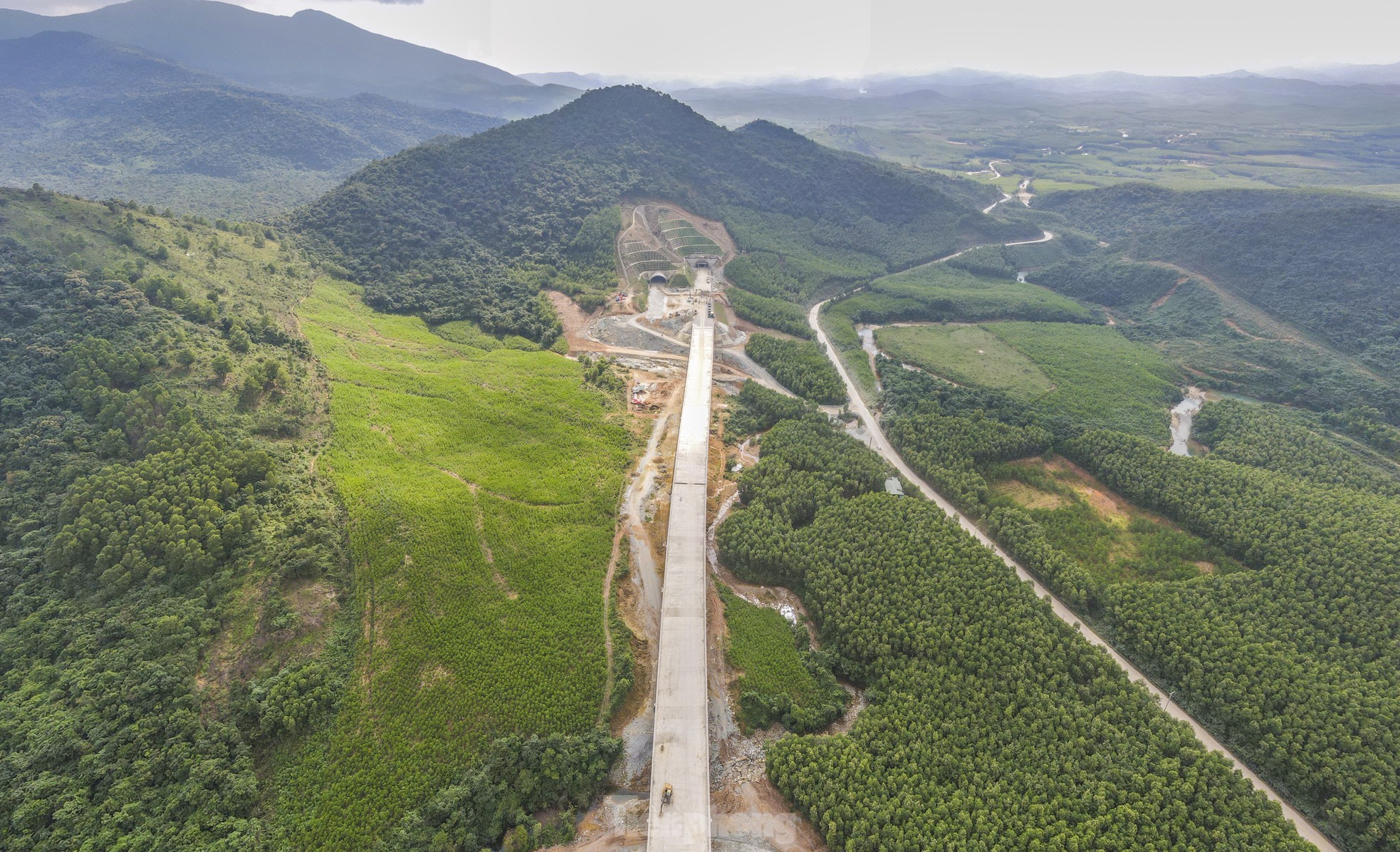 하띤을 통과하는 100km 고속도로의 모습이 완성되고 있다, 사진 9