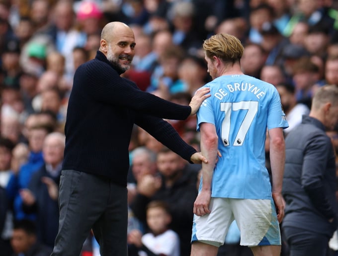 L'entraîneur Pep Guardiola célèbre avec De Bruyne la victoire 5-1 de Man City contre Luton Town lors de la 33e journée de Premier League le 13 avril. Photo : Reuters