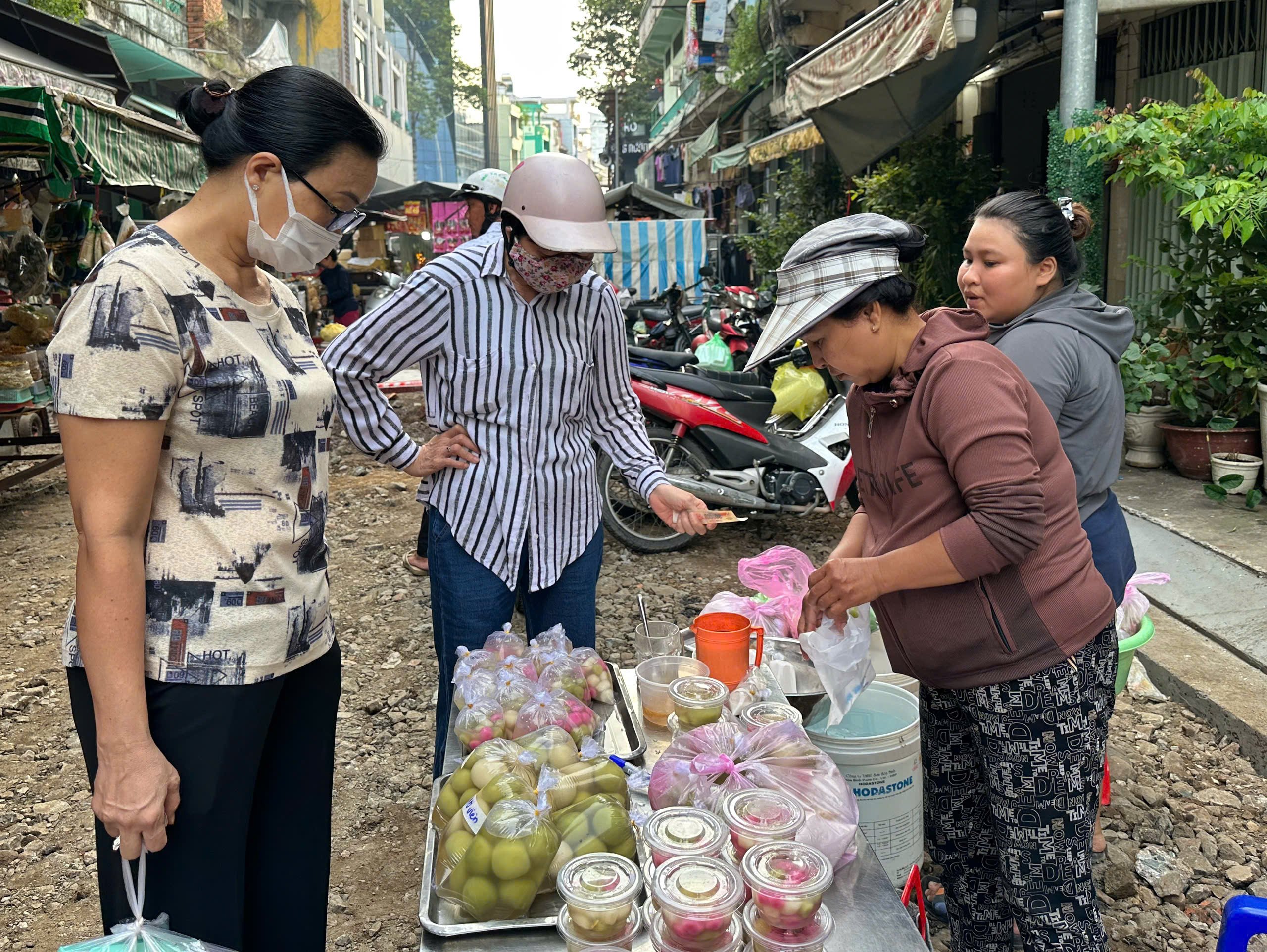 Vì sao sáng nay nhiều người đổi nghề... bán chè trôi nước ở Chợ Lớn, khách vây kín?- Ảnh 4.