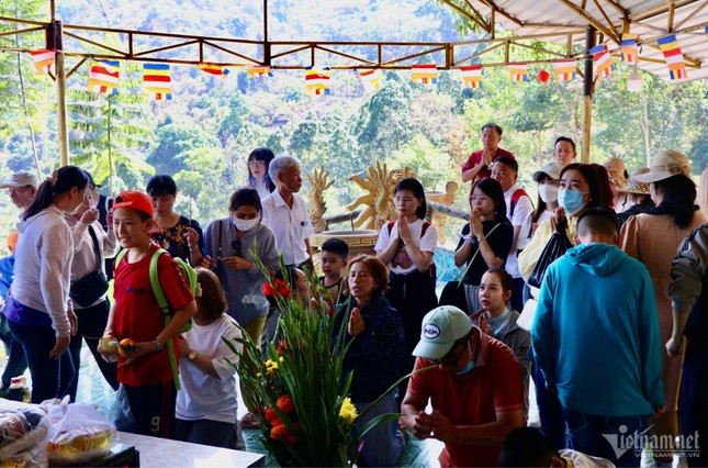 Crowds of people flock to the sacred pagoda on Chua Chan mountain to pray at the beginning of the year, photo 5