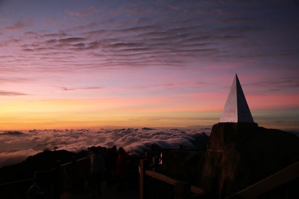 Bienvenue à la « saison » de la chasse aux nuages ​​sur le pic Fansipan