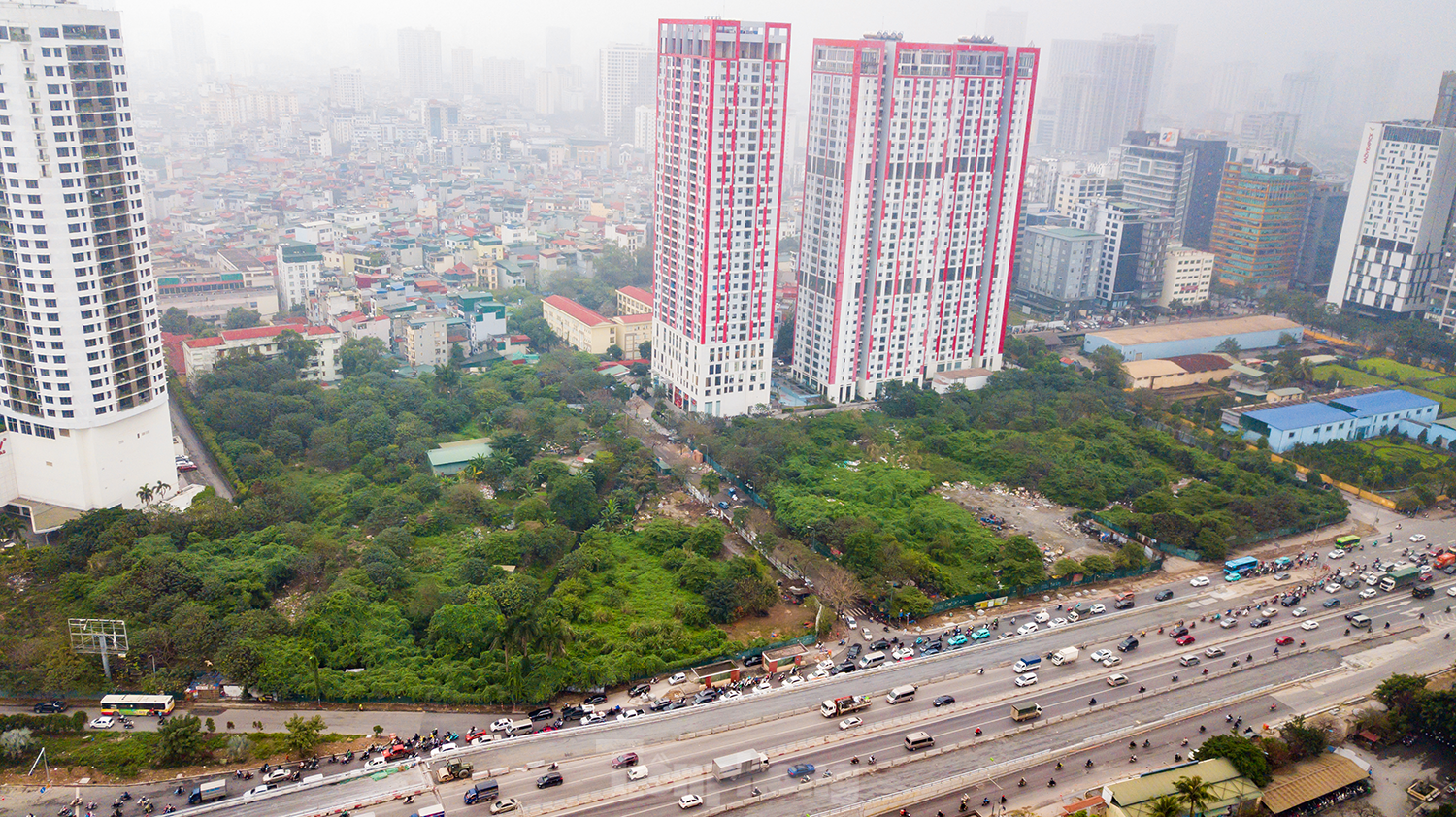 ภาพระยะใกล้ของโครงการ Constrexim Complex ที่ถูกทิ้งร้างมานานกว่าทศวรรษบนดินแดน 'ทองคำ' ของฮานอย ภาพที่ 2