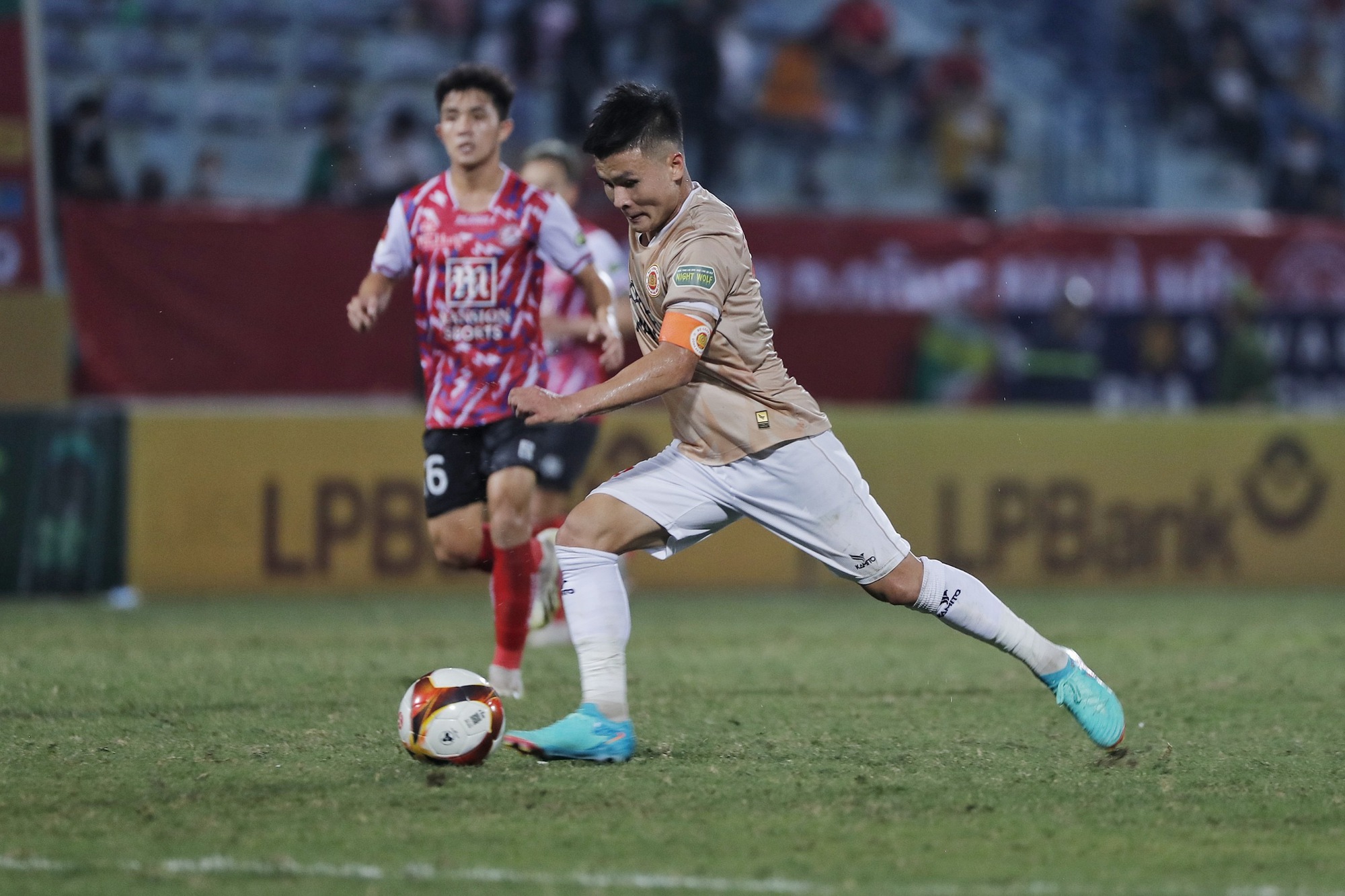 HLV Kiatisak có cơ hội vô địch V-League- Ảnh 2.