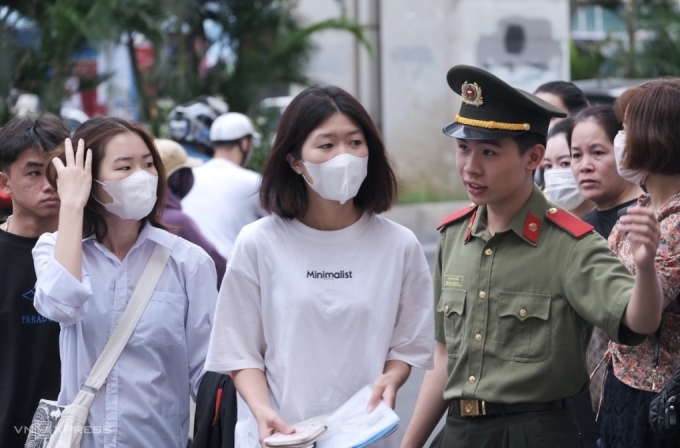 Candidats passant le test d'évaluation des compétences organisé par le Ministère de la Sécurité Publique, juillet 2023. Photo : Duong Tam