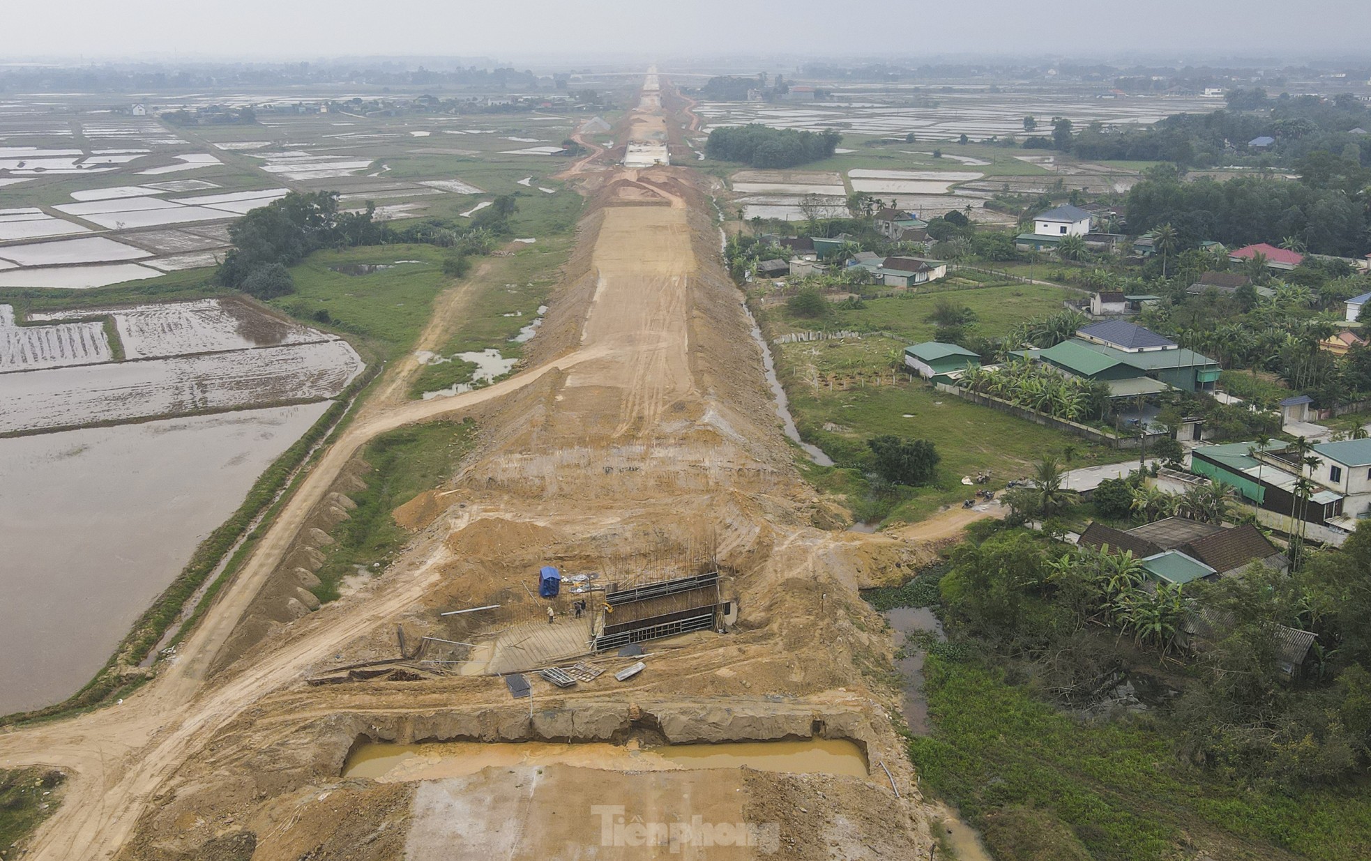 La construction de l'autoroute de 100 km de long à travers Ha Tinh est sur le point d'être achevée, photo 21