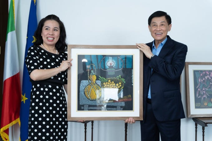 Ms. Pham Tran Thanh Thao said she will hang the painting at the Department of Foreign Affairs.