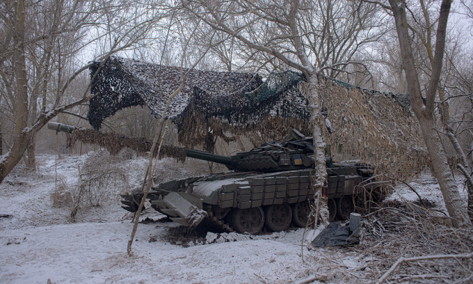 1월 27일 자포로지아 지방의 라보티노 마을 근처에 있는 우크라이나 T-72 전차. 사진: AFP