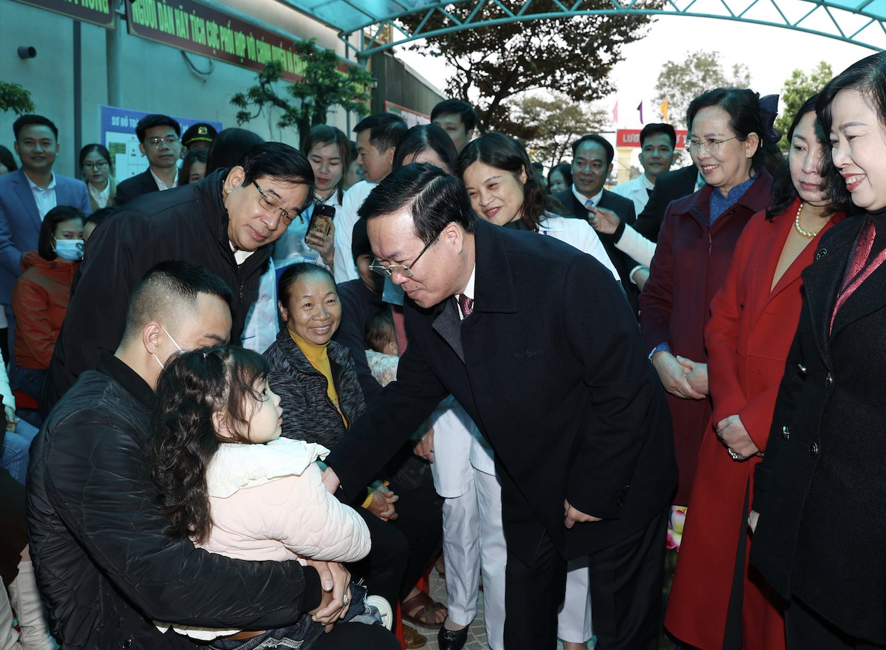 Präsident besucht und gratuliert Ärzten in der Provinz Ha Nam