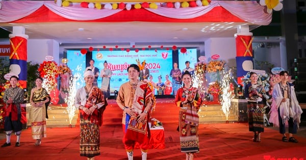 Laotische Studenten in Hue feiern fröhlich das traditionelle Bunpimay-Neujahr