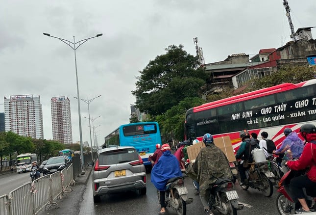 Why is it proposed to remove the regulation on passenger cars turning around on Kim Dong Street? photo 3