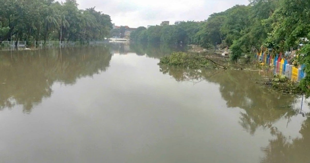 Hanoi strictly prohibits overloaded vehicles from traveling on canal banks and the main axis of the Nhue River.