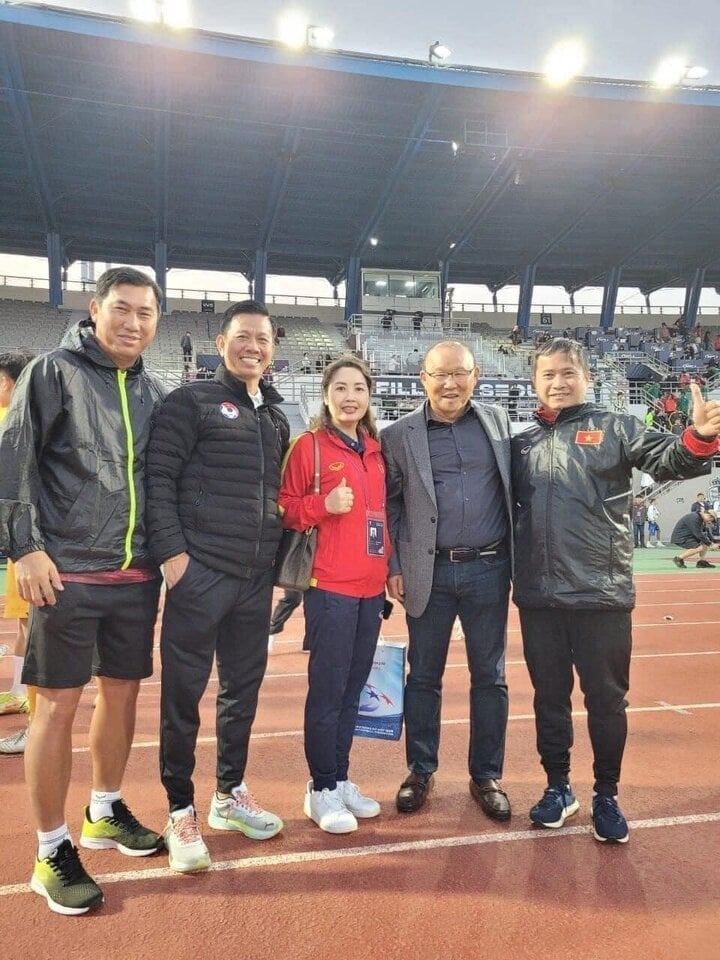 L'entraîneur Park Hang Seo s'est rendu sur le terrain pour rencontrer et encourager les membres de l'équipe U18 Vietnam.