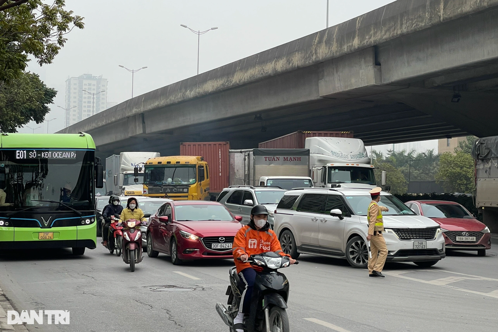 Hà Nội: Hai ô tô va chạm trước lối lên Vành đai 3, giao thông ùn ứ cục bộ - 1