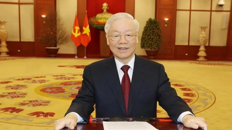 El Secretario General Nguyen Phu Trong envió cartas y cestas de flores para felicitar el tradicional Año Nuevo de Laos y Camboya.