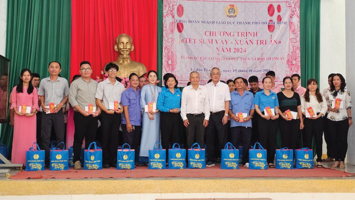 สหภาพแรงงานการศึกษานครโฮจิมินห์มอบของขวัญวันเต๊ตให้กับแกนนำ ครู และเจ้าหน้าที่ที่ทำงานในโรงเรียนในตำบลถั่นอัน เขตเกิ่นเส่อ