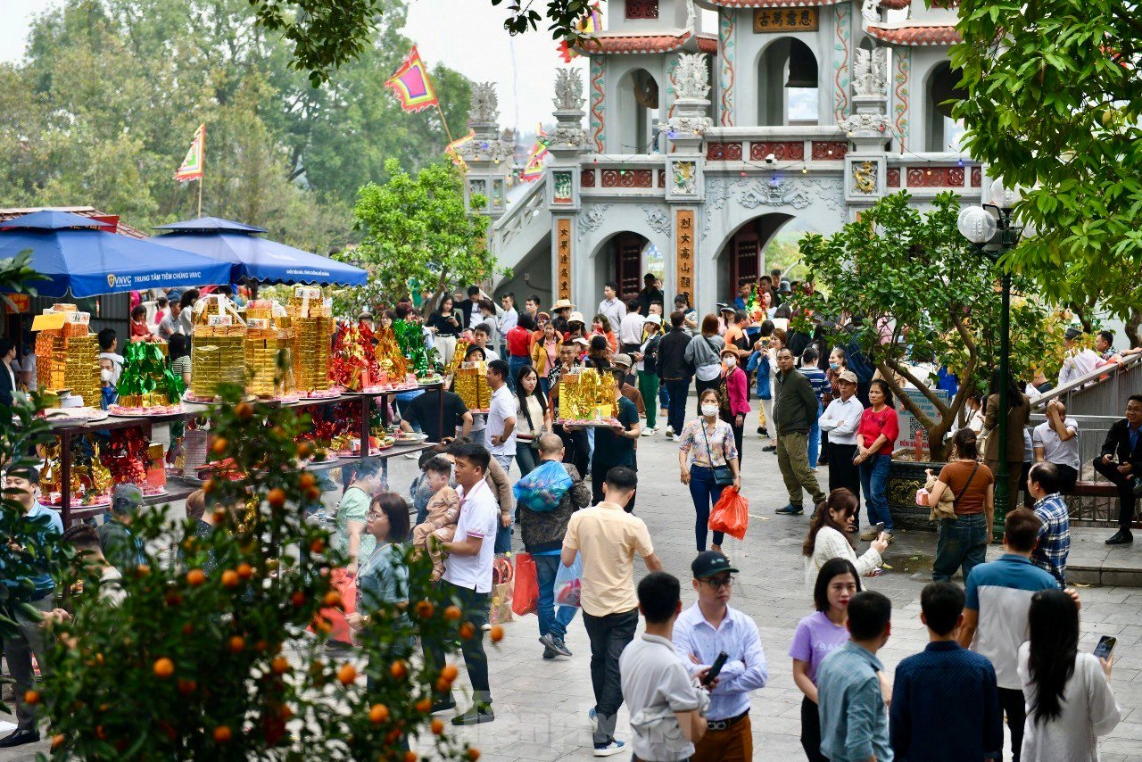 Đền Bà Chúa Kho quá tải khách 'vay tiền' trong ngày vía Thần tài ảnh 2