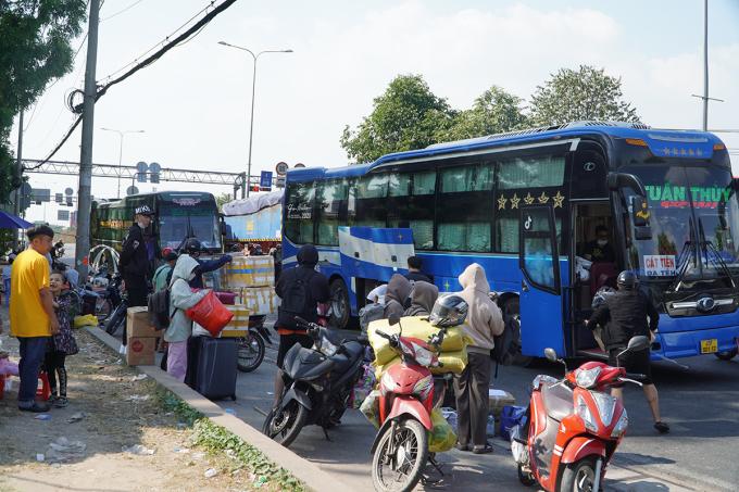 Passengers waiting for a bus on Highway 1, near Linh Xuan intersection, late January 2024. Photo: Gia Minh