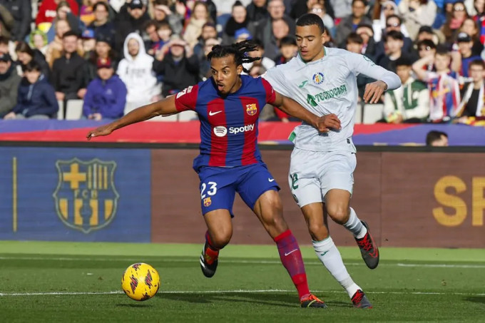 El delantero del Manchester United, Mason Greenwood (derecha), no pudo mostrar mucho cuando los dos equipos tenían diferencia de nivel. Foto: EFE