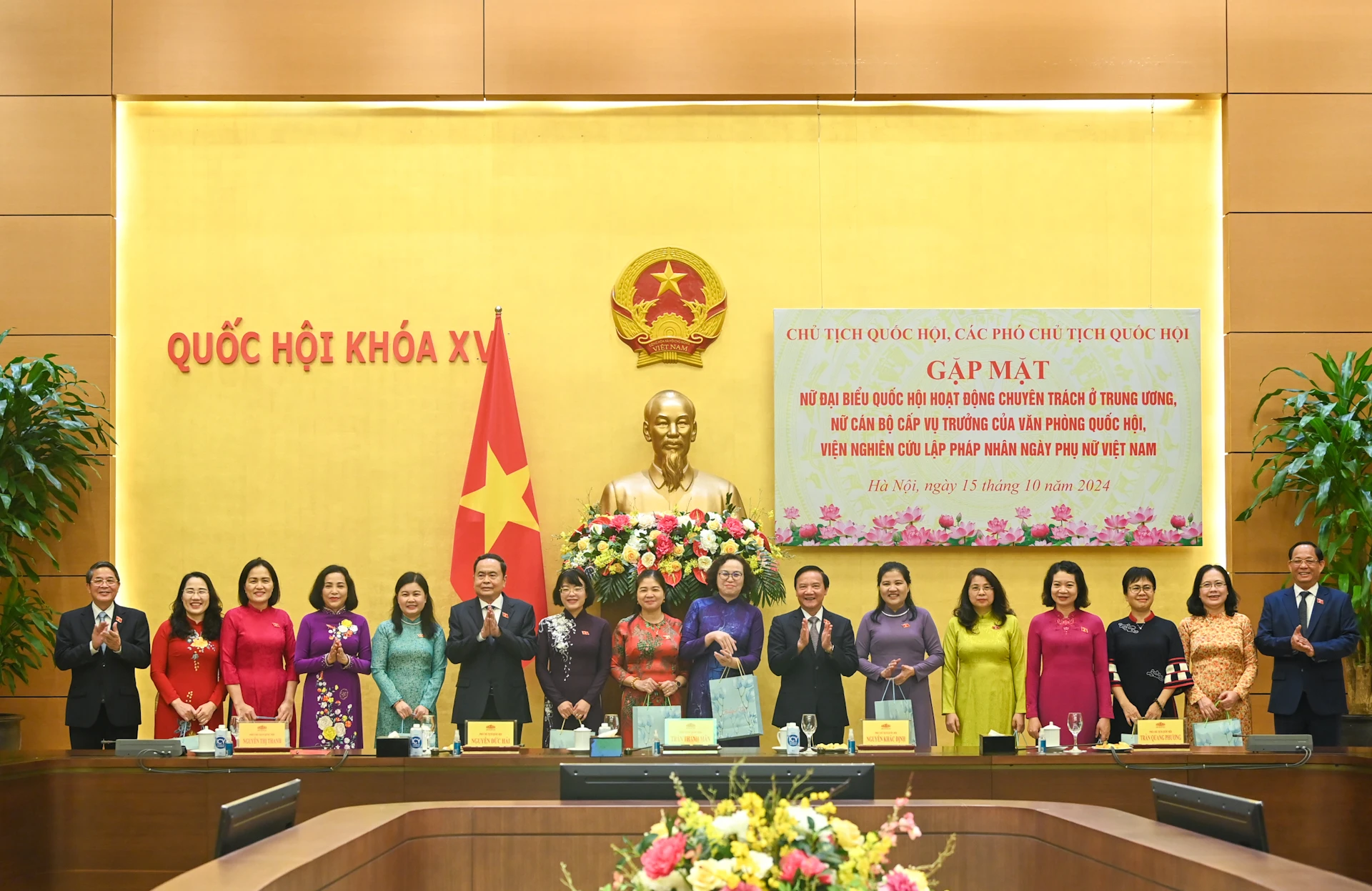 [Foto] Der Vorsitzende der Nationalversammlung, Tran Thanh Man, trifft sich mit hauptamtlichen weiblichen Abgeordneten der Nationalversammlung in der Zentralregion. Foto 7