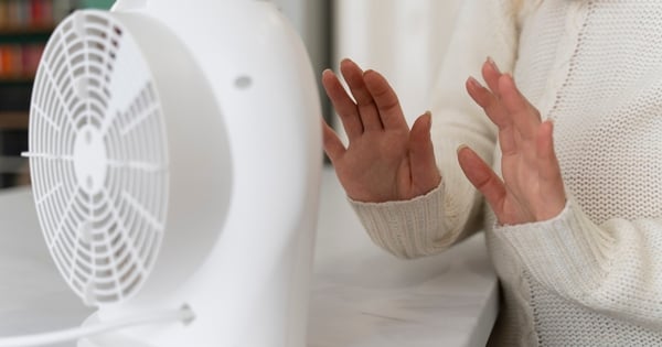 Clima cálido, tenga cuidado al usar ventiladores de día y de noche