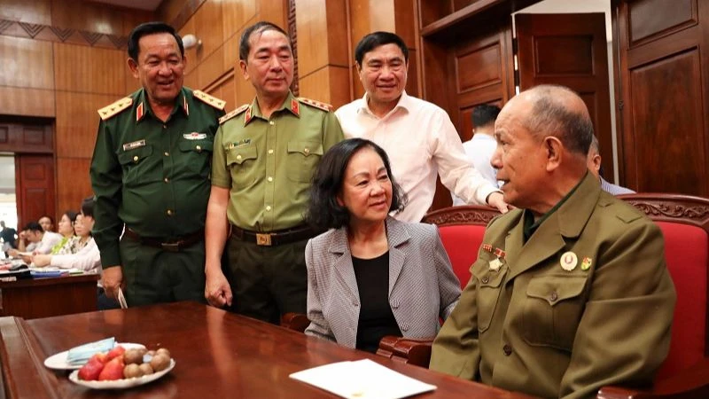 [Foto] La miembro permanente del Secretariado, Truong Thi Mai, entrega obsequios y expresa su gratitud a los soldados de Dien Bien