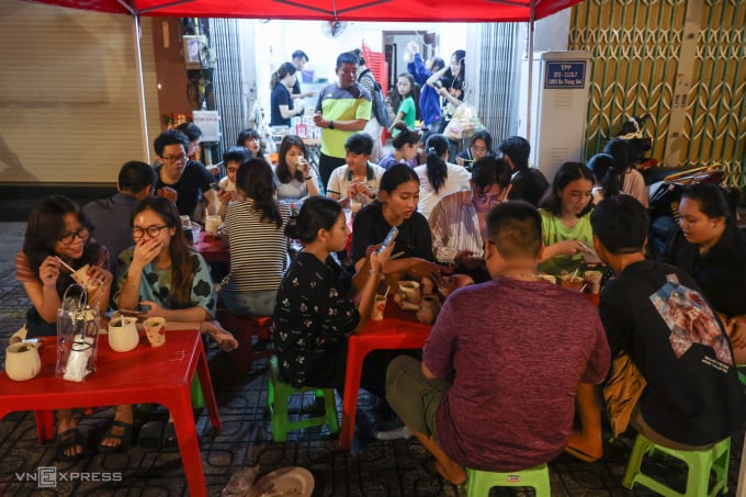 Los clientes beben té con leche de terracota en una tienda de la ciudad de Ho Chi Minh. Foto: Quynh Tran