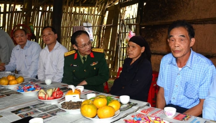 Periódico del Ejército Popular colabora para presentar la "Casa de la Gran Unidad" en el distrito de Hoa An, provincia de Cao Bang