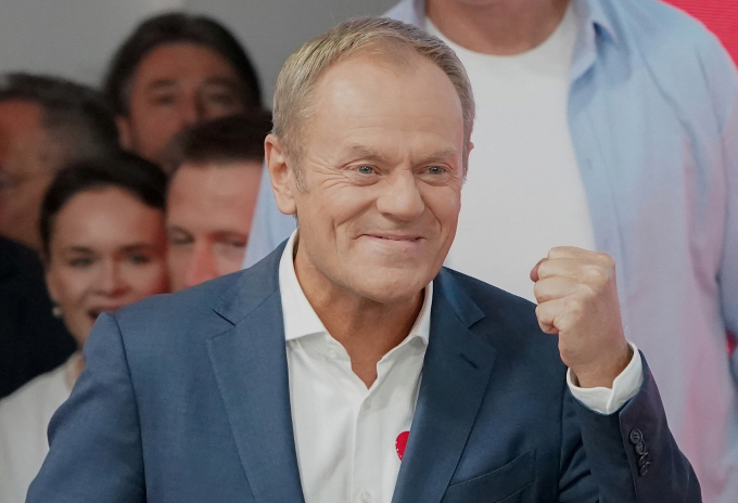 Le chef de l'opposition Donald Tusk célèbre l'annonce des résultats du scrutin le 15 octobre au siège du parti à Warwa, en Pologne. Photo : AFP