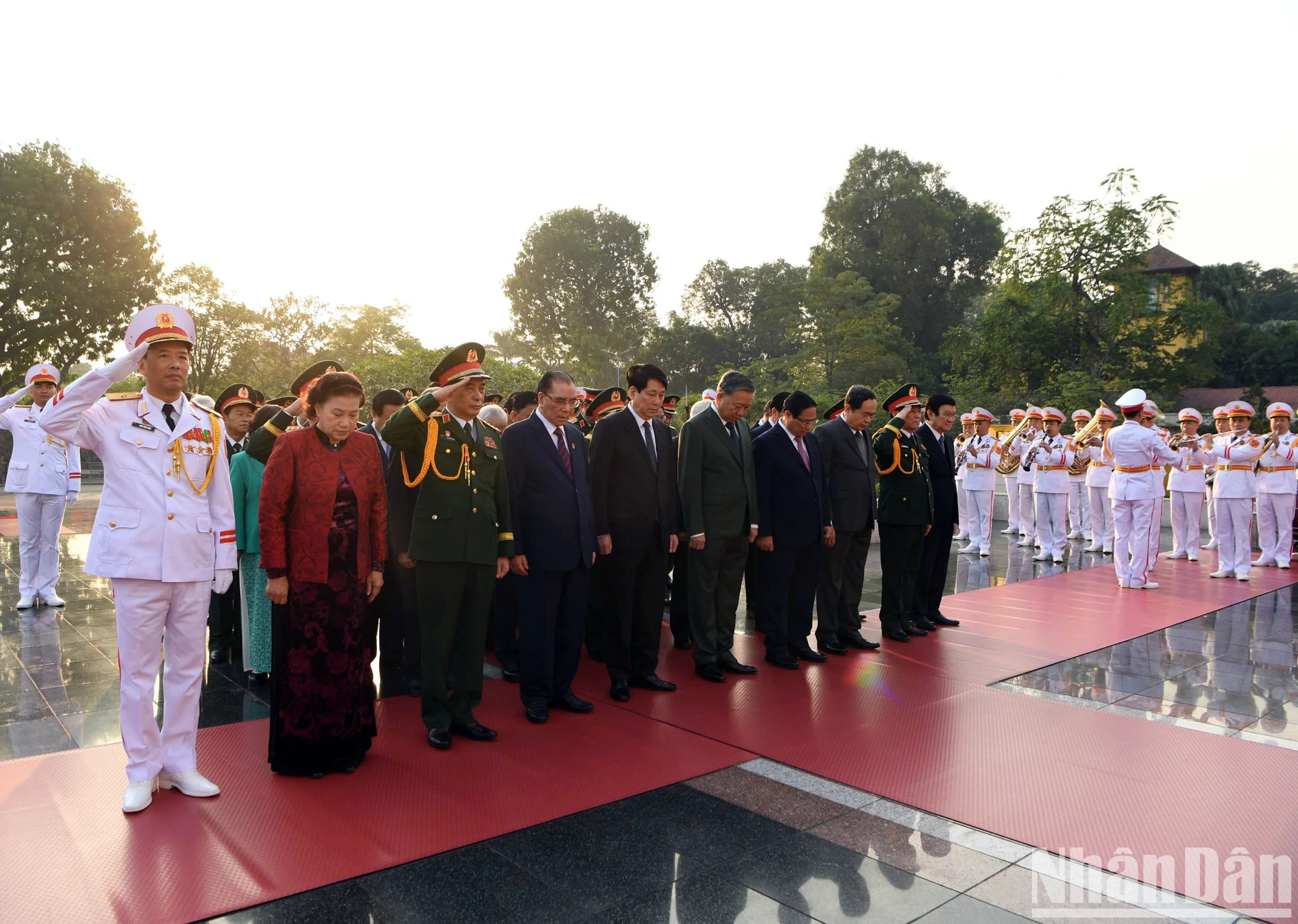 [Foto] Dirigentes del Partido y del Estado y exdirigentes visitan el Mausoleo del Presidente Ho Chi Minh foto 5