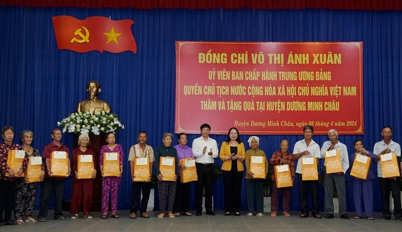 El presidente interino visita y entrega obsequios a familias y niños de políticos en Tay Ninh