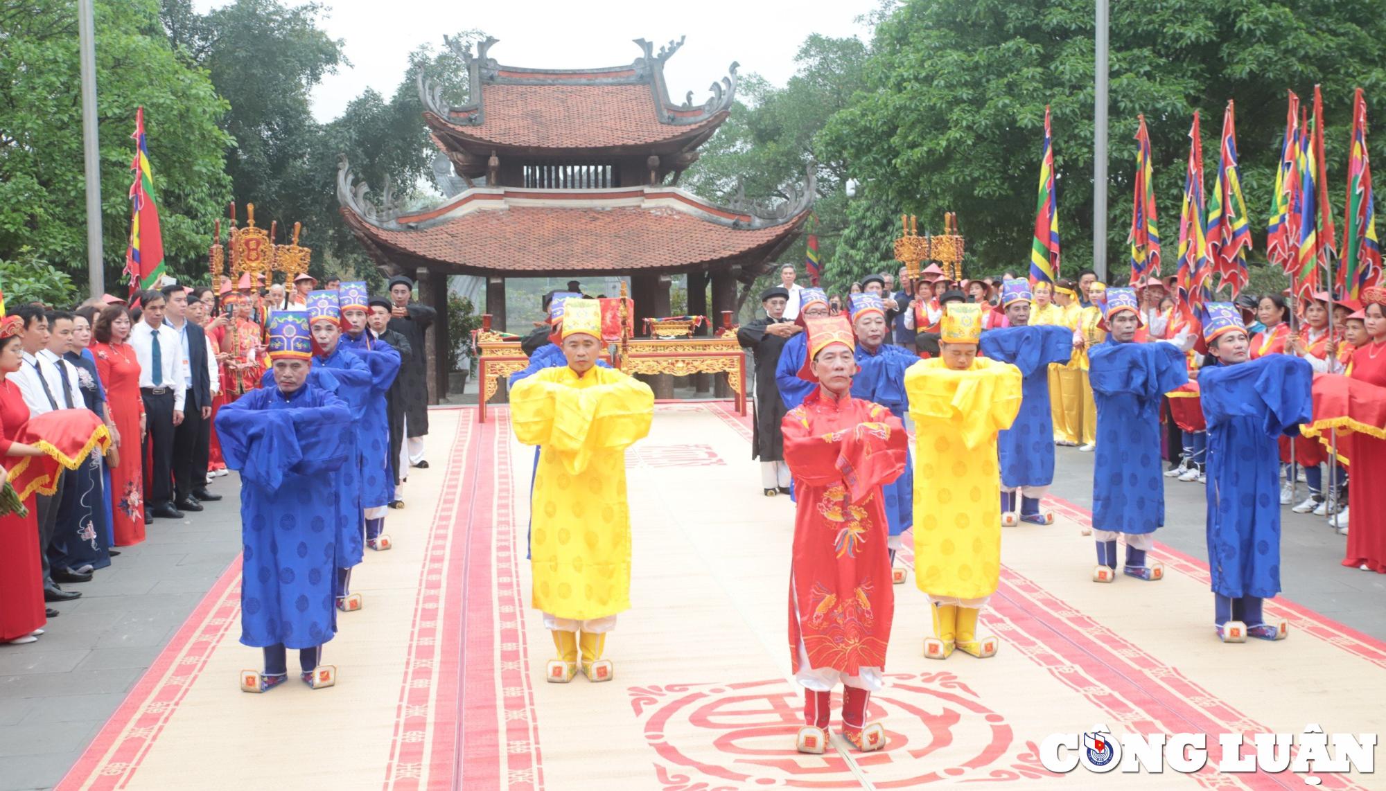 Himno nacional del día sagrado Lac Long Quan en Phu Tho imagen 1