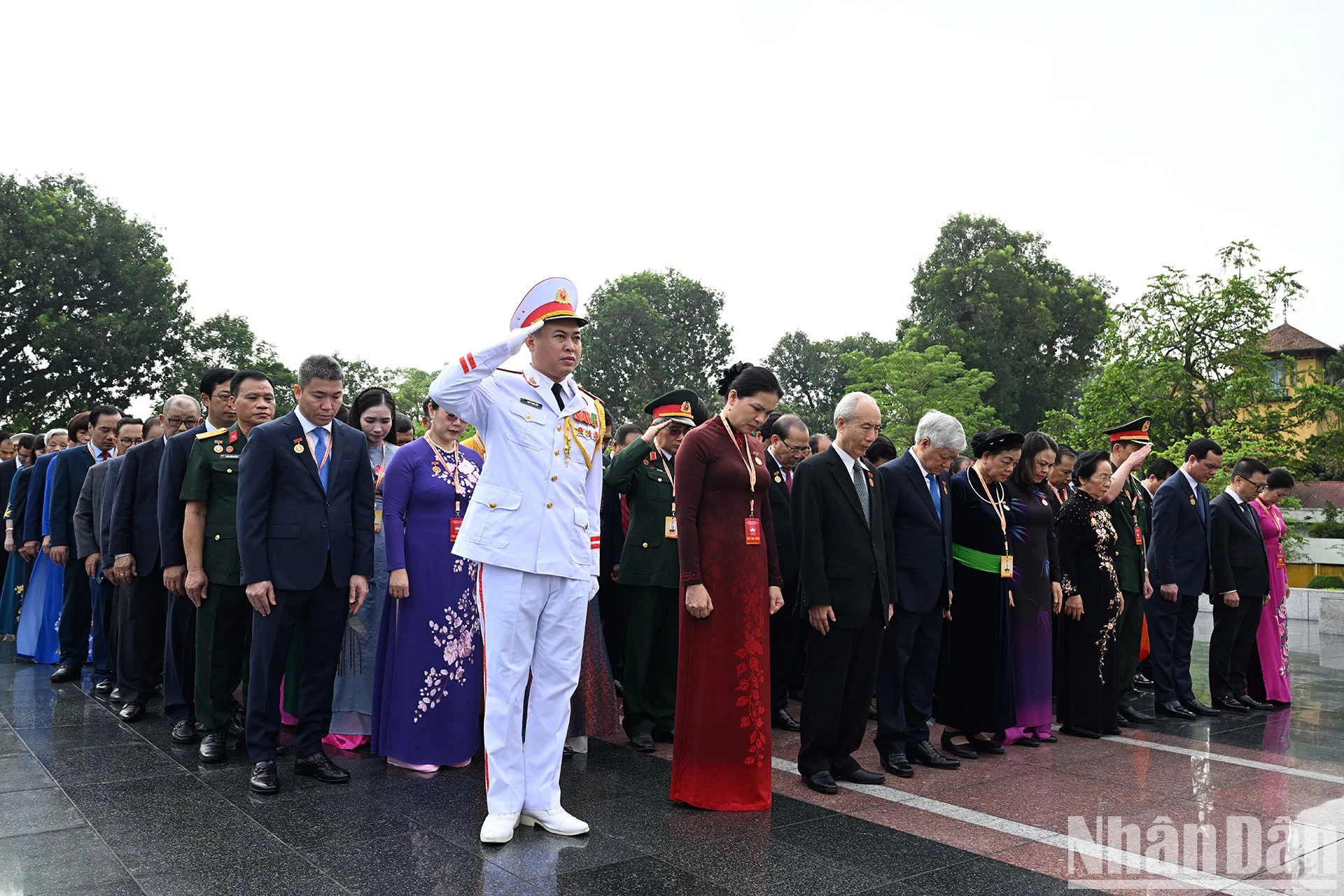 Les délégués participant au 10e Congrès du Front de la Patrie du Vietnam visitent le mausolée du président Ho Chi Minh, photo 6