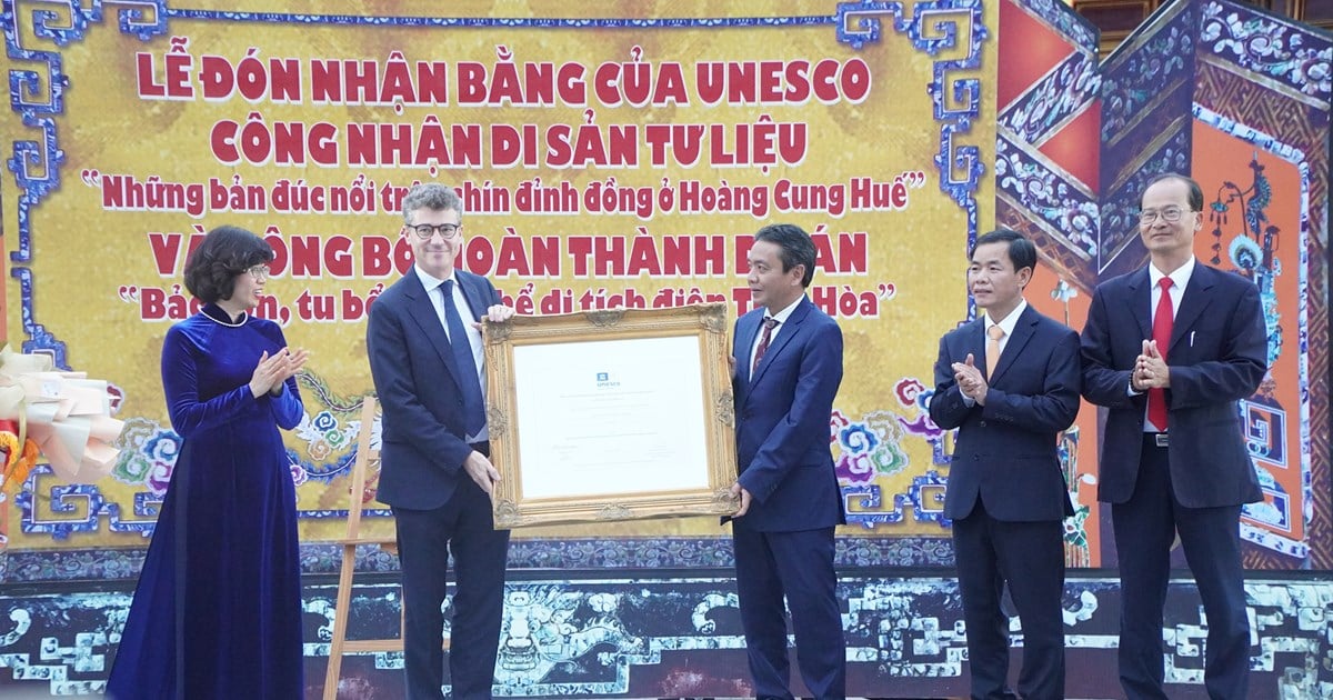 Receiving the UNESCO Certificate of Documentary Heritage "The reliefs on nine bronze cauldrons in Hue Imperial Palace"