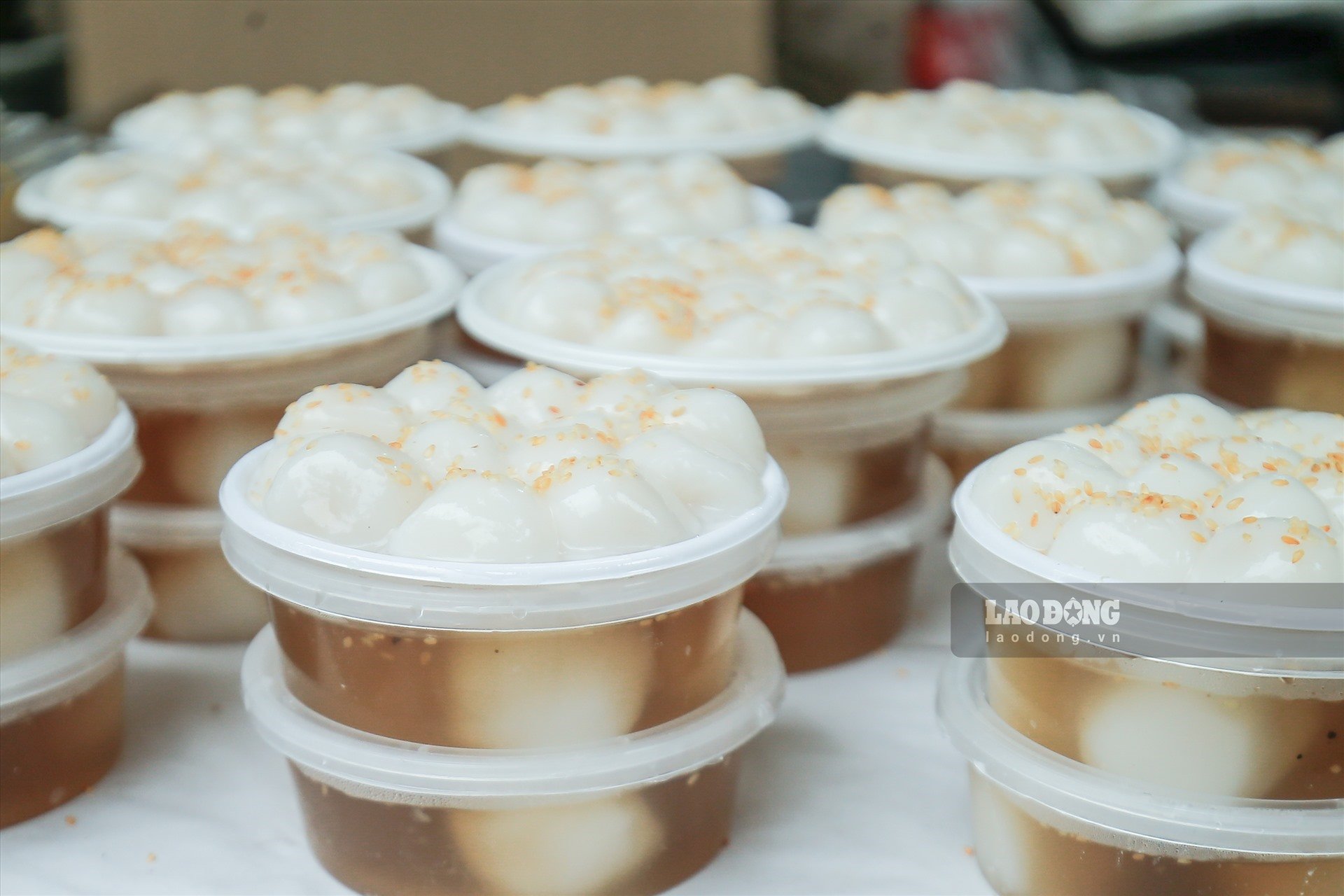 Le Banh troi est un gâteau populaire et significatif dans la tradition vietnamienne. Le gâteau est façonné en boules blanches rondes, au moment de le déguster, ajoutez de l'eau sucrée, saupoudrez d'un peu de sésame et dégustez. Le gâteau est souvent beaucoup consommé à l'occasion du Festival des aliments froids du 3 mars, représentant la culture agricole vietnamienne et apportant chance et bonheur au propriétaire.