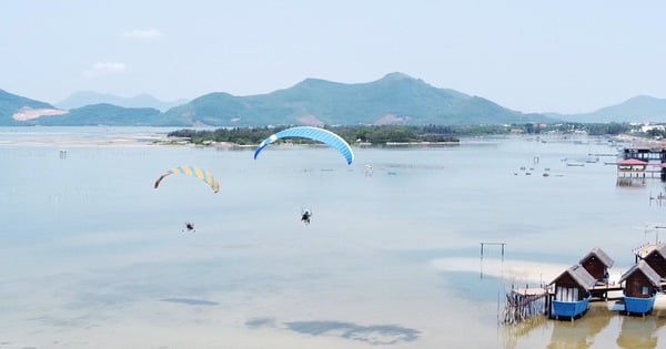 Un spectacle de parapente pour honorer la baie de Lang Co comme la plus belle baie du monde