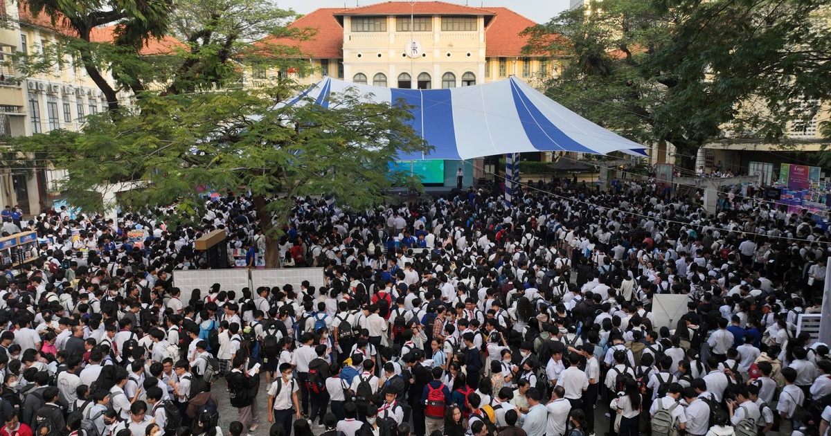 호치민시에서 약 2,200명의 학생들이 휴대용 계산기를 사용하여 수학 문제를 풀기 위해 경쟁합니다.