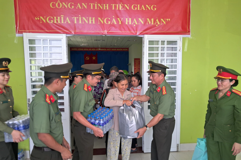 Công an Tiền Giang mang giọt nước nghĩa tình đến bà con vùng hạn mặn - 1