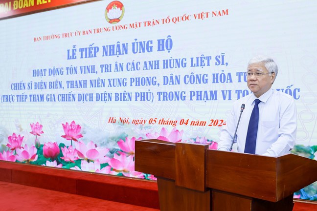 El Presidente del Comité Central del Frente de la Patria de Vietnam, Do Van Chien, habla en la ceremonia para recibir apoyo a las actividades para honrar y mostrar gratitud a los mártires heroicos, soldados de Dien Bien, jóvenes voluntarios y trabajadores de primera línea (que participaron directamente en la campaña de Dien Bien Phu) en todo el país.